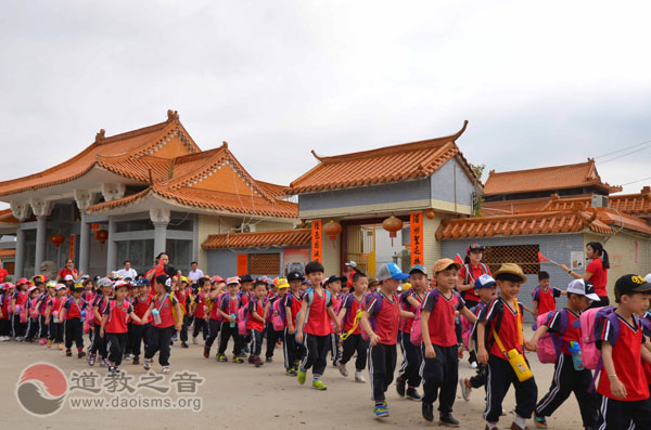 广东陆丰市华美幼儿春游感受妈祖慈爱文化