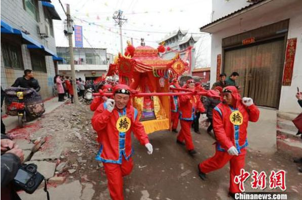 千年古县河南西华再现城隍出巡 民众祈愿