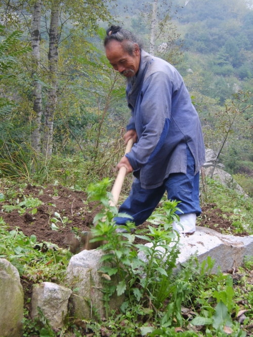 道人宁施人勿为人所施，农道合修慈范常在千秋